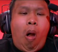 男性,ヘッドセット,ゲーム,赤い背景,リアクション