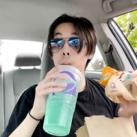 車内,飲み物,サングラス,男性,ファーストフード