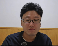 男性,黒髪,眼鏡,室内,木の壁,真顔