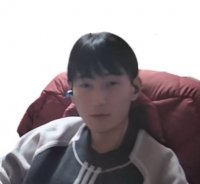 男性,座っている,ヘッドフォン,ソファ,短髪,カジュアル