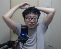 男性,眼鏡,マイク,配信,室内,短髪,グレーシャツ